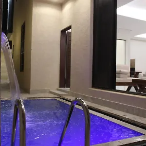 فيلة عصرية بمدخل خاص و مسبح